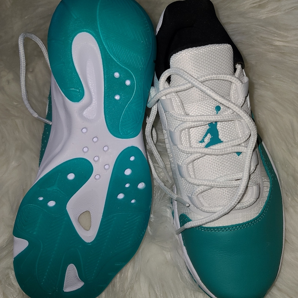 Jordans - Picture 10 of 17